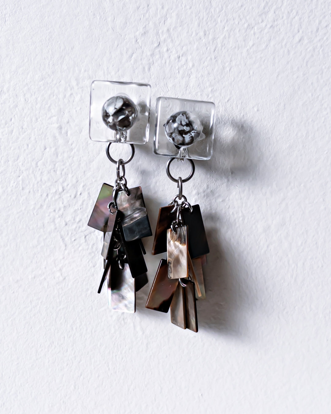 Bugs Eye 2way Earrings / Interchangeable / Macro View-Black Shell