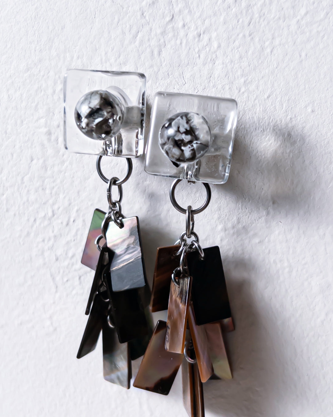 Bugs Eye 2way Earrings / Interchangeable / Macro View-Black Shell