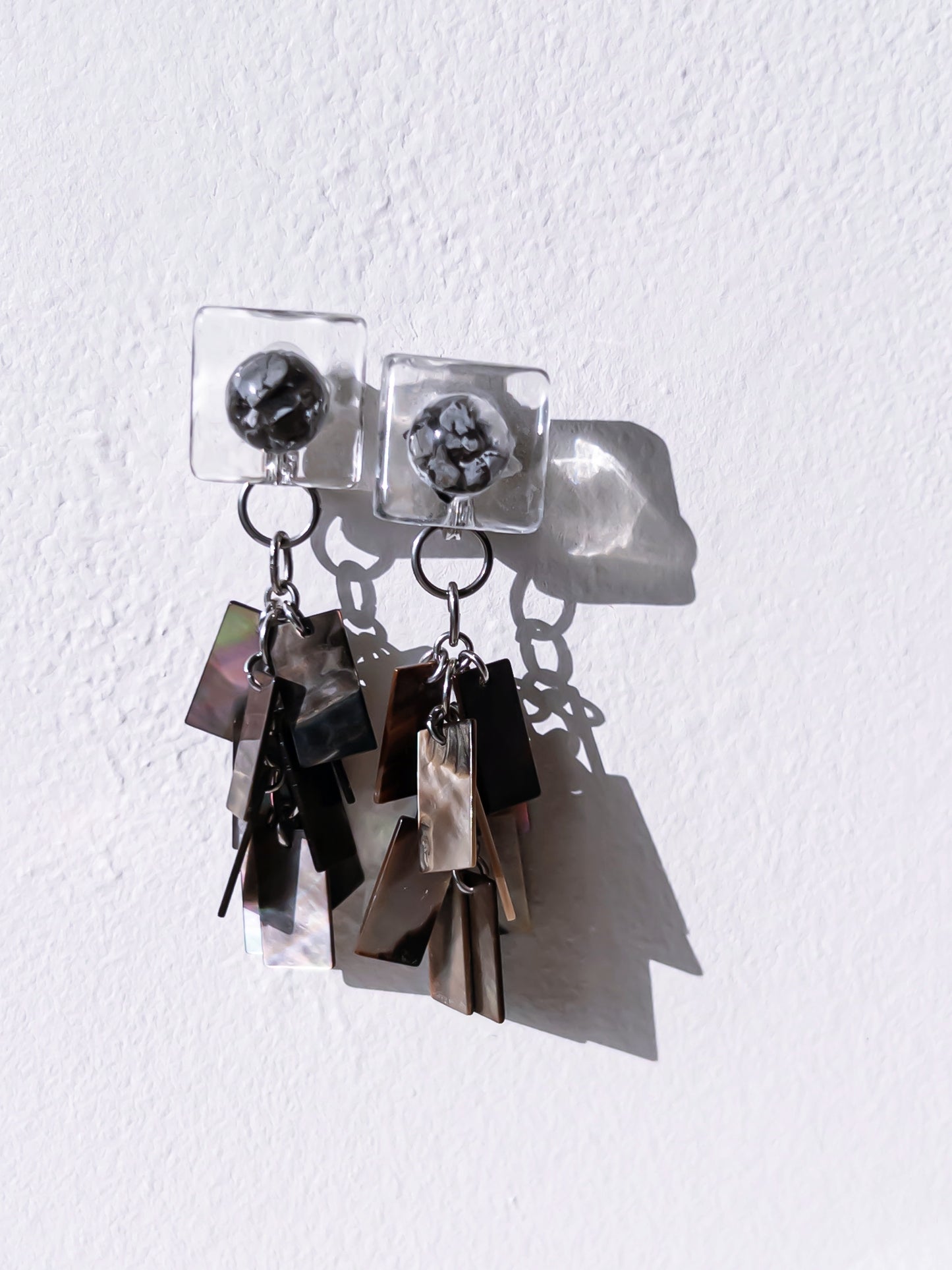 Bugs Eye 2way Earrings / Interchangeable / Macro View-Black Shell